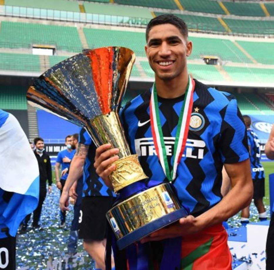 El Inter de Milán y el Paris Saint-Germain están realizando los trámites por Achraf Hakimi y el contrato se va a firmar en las próximas horas, según apunta Fabrizio Romano, periodista italiano que se especializa en traspasos de fútbol. <br/><br/>Mientras que el consejero delegado del Inter, Beppe Marotta, anunció en 'Sky Sport' la operación gracias a la que los nerazzurri percibirán alrededor de 70 millones de euros, con variables incluidas: “Faltan algunos detalles, pero creo que en un día se podrán resolver. Es una operación dolorosa, pero teníamos que darle sostenibilidad al club y respetamos sus peticiones. Ahora no queremos vender a nadie más, salvo que algún futbolista nos pida marcharse. Gracias a Achraf, respiramos“.