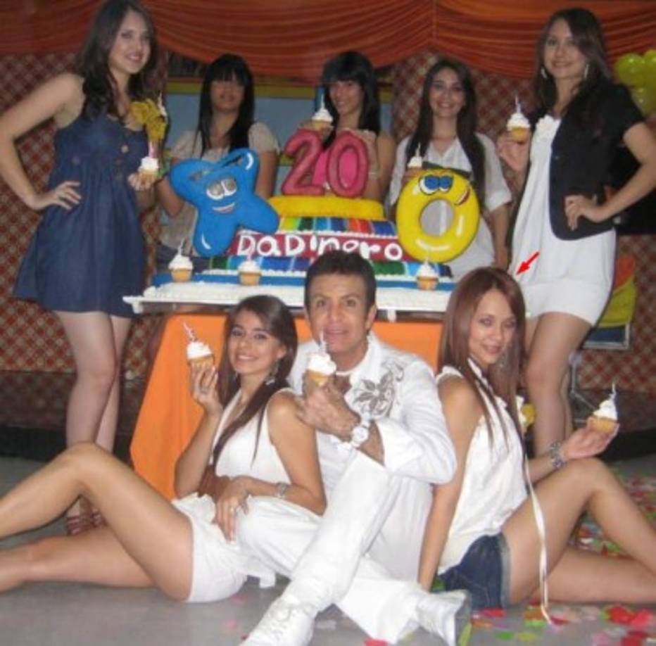 Una de las más recientes el también político posa junto a las bellezas hondureñas mientras rodaban uno de los programas del show dominical en un balneario, aunque no dio más detalles sobre cuando fue tomada, el aspecto juvenil de los famosos indicaría que la foto podría haber pasado su primera década.