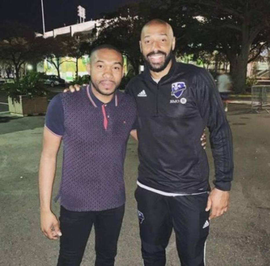 Wilson Palacios ha viajado por todo el mundo y ha podido compartir con grandes estrellas. Aquí junto al exgoleador francés Thierry Henry.