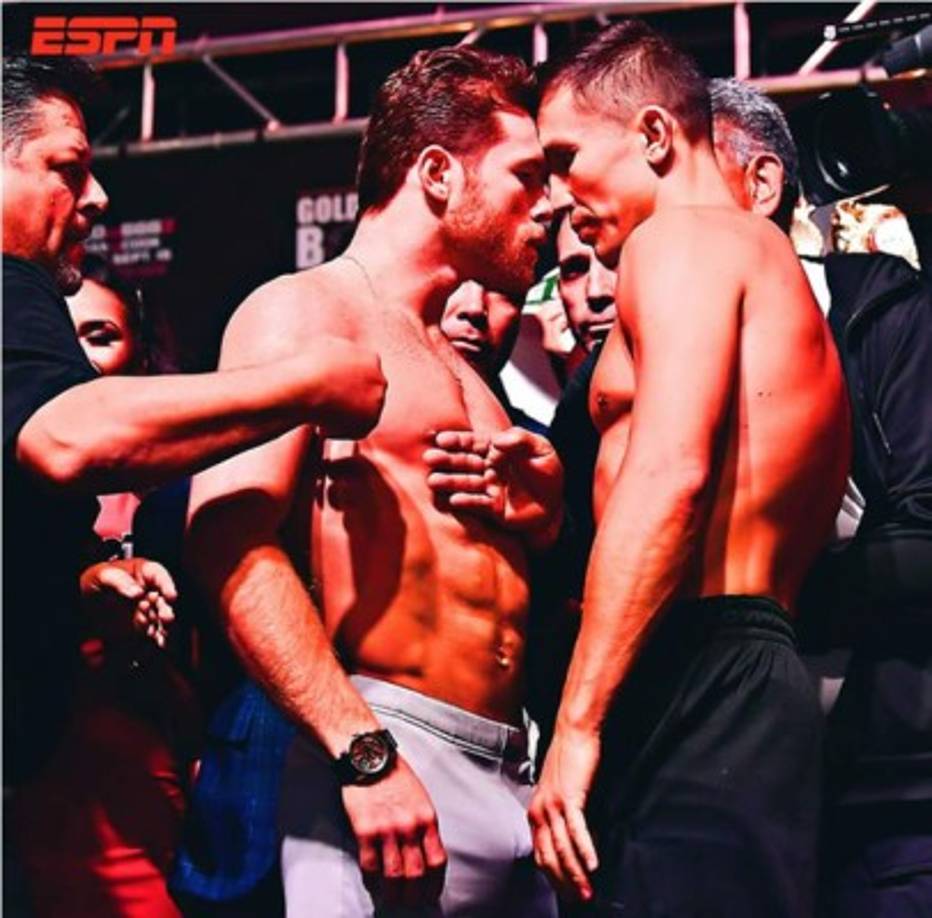 Los equipos de los dos peleadores intervinieron rápidamente para separarlos.