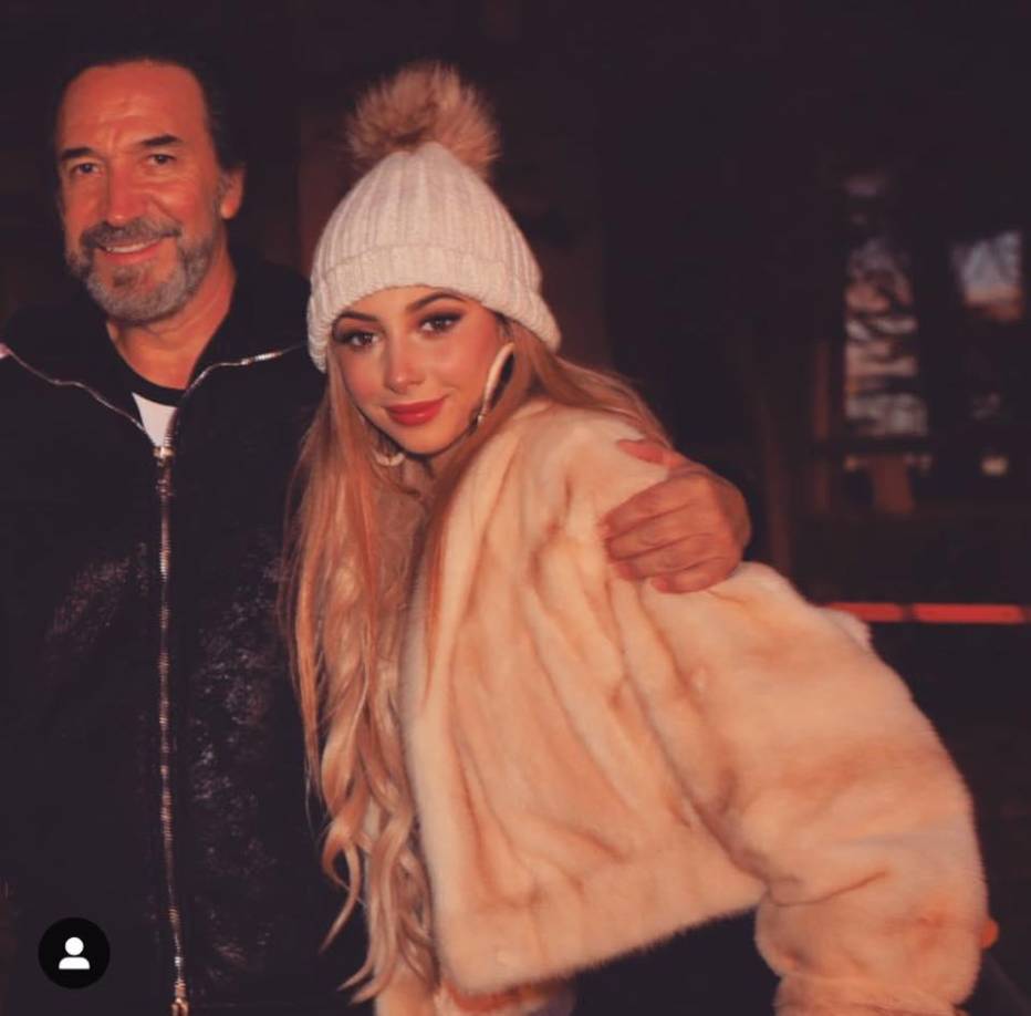 Adicionalmente a su pasión por el canto y la música, MAR también ha trabajado en el mundo del modelaje desde los 13 años, participando en incontables desfiles para el mundo de la moda en Los Ángeles, Nueva York y México. Su primera presentación como artista sobre un escenario sucedió en el 2013, en Anaheim, California, un eve nto clave para reafirmar su vocación. Entre 2014 y 2020,