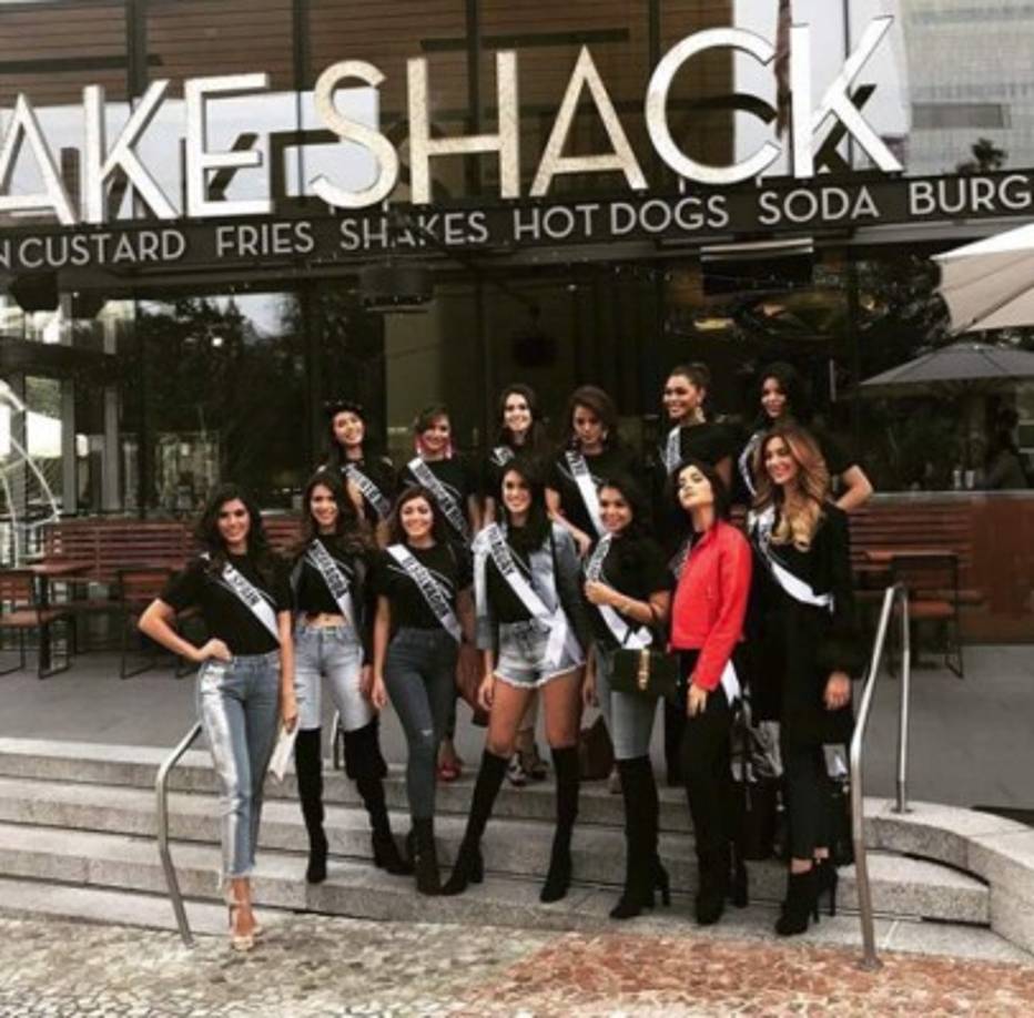 La belleza hondureña posa con otras modelos frente a un restaurante en Las Vegas.