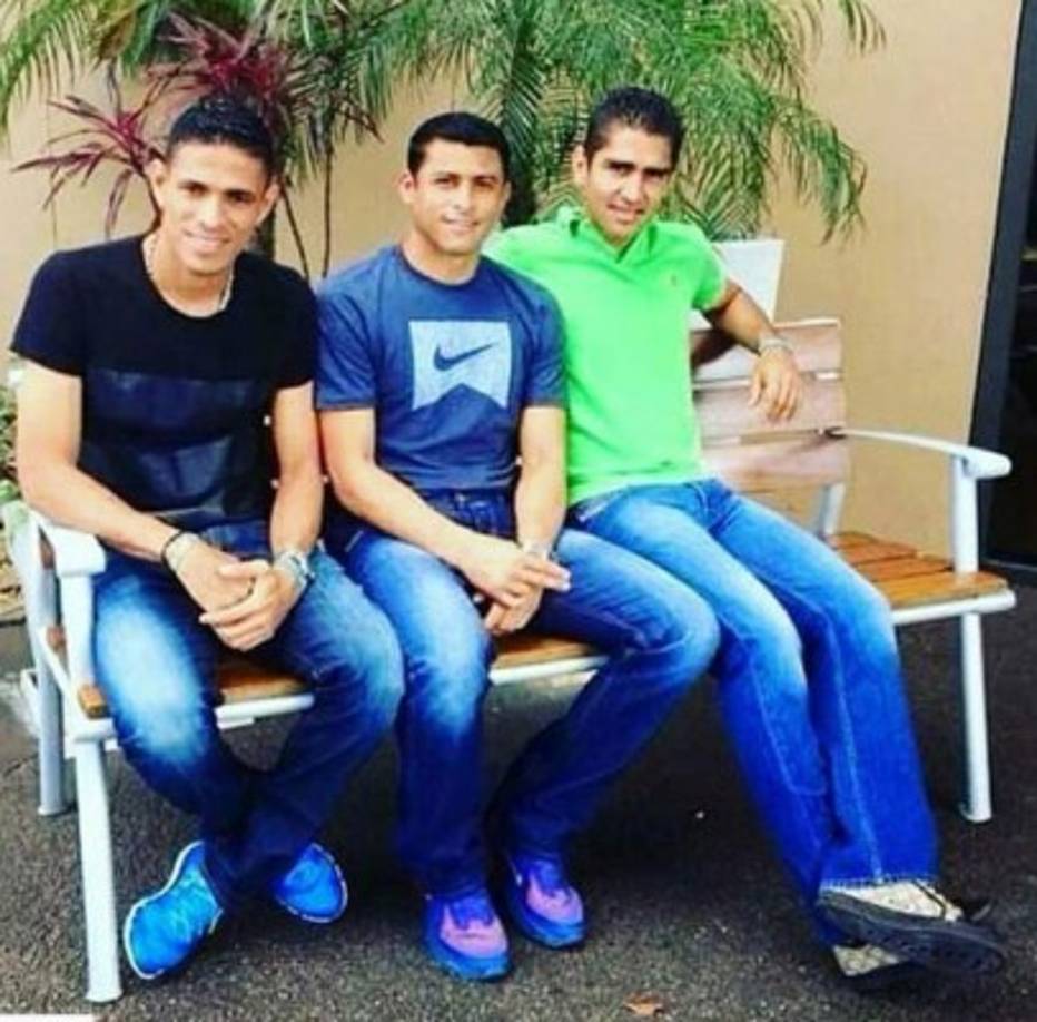 En sus redes sociales Noel presume fotos con jugadores con los que compartió en diversas ocasiones. Aquí con Juan Pablo Montes y Jorge Claros.