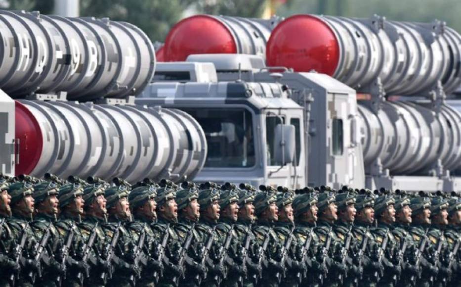 Otro armamento destacado en el desfile fue el misil balístico mar-tierra JL-2 ('ola gigante-2'), cargado en submarino y que podría alcanzar Alaska y el oeste de Estados Unidos.