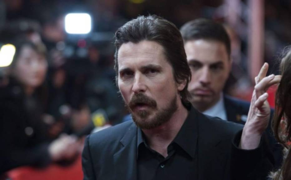 Christian Bale quedó en evidencia de tener un pésimo genio, y es que fue grabado en una pelea que tuvo con un técnico en el set de la película 'Terminator Salvation'. El mal humor de Bale también se demostró cuando fue arrestado por una pelea con su madre y hermana.