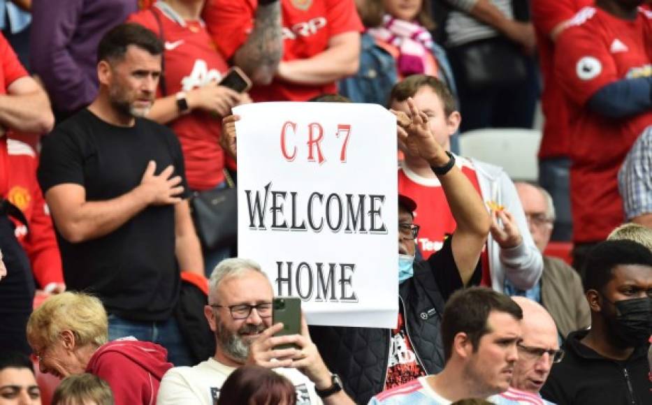 Aficionados del Manchester United le dieron la bienvenida a CR7.