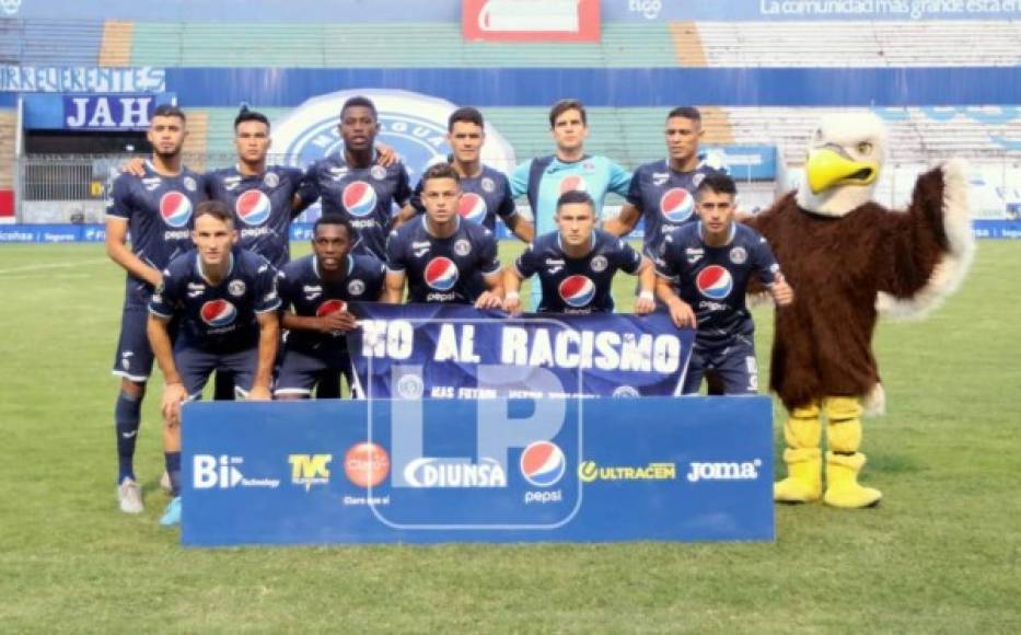 “No al racismo“. La pancarta con la que posó el 11 titular del Motagua antes de la final ante Olimpia.