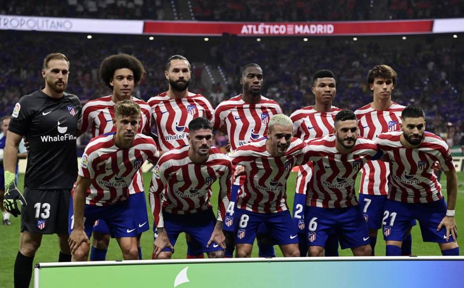 Los 11 titulares del Atlético de Madrid posando previo al inicio del partido.
