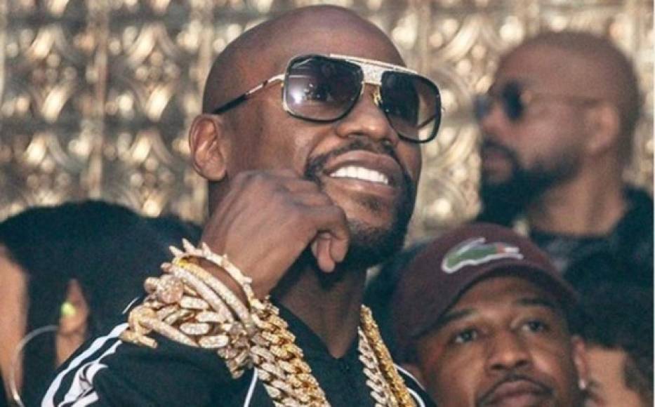 Mayweather disfrutó este fin de semana del día y de la noche en Arizona, Estados Unidos, en donde asistió al menos a dos fiestas multitudinarias. Al boxeador no le importó el coronavirus.