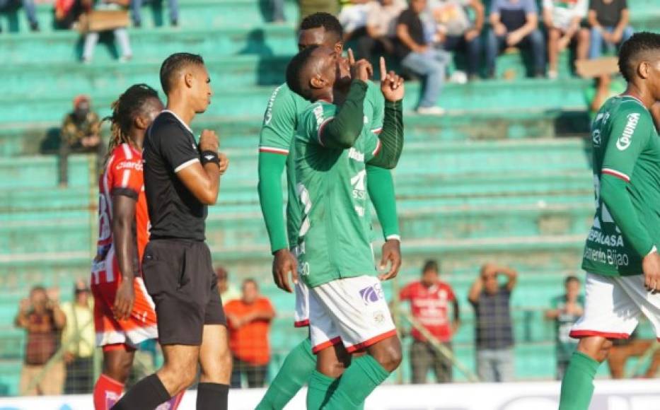 Edwin Solano celebrando su gol de carambola que dio la victoria al Marathón ante el Vida.