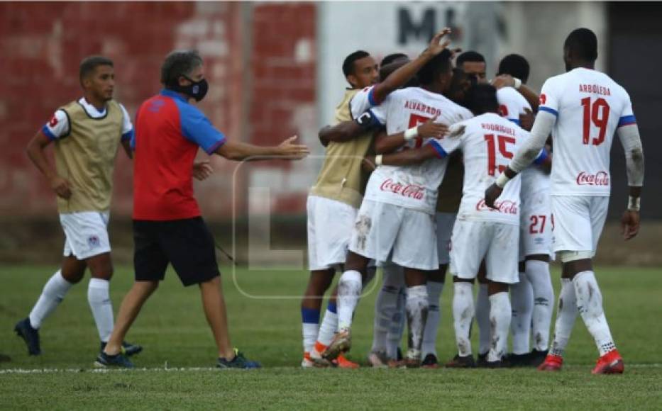 Festejo grupal de los jugadores del Olimpia tras el gol de Bengtson.