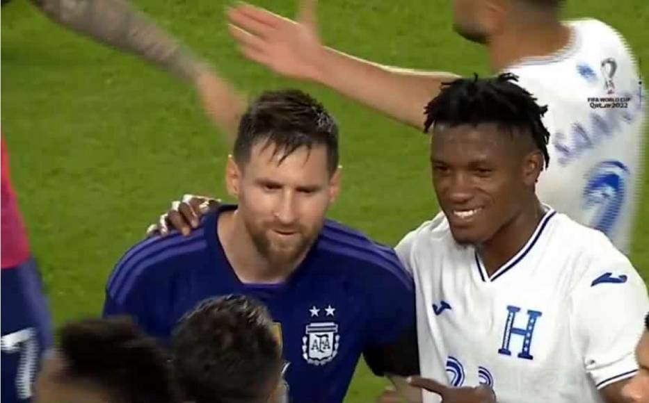 Tras el pitazo final, jugadores como Franklin Flores le pidieron una foto a Messi y el argentino accedió sin problemas.