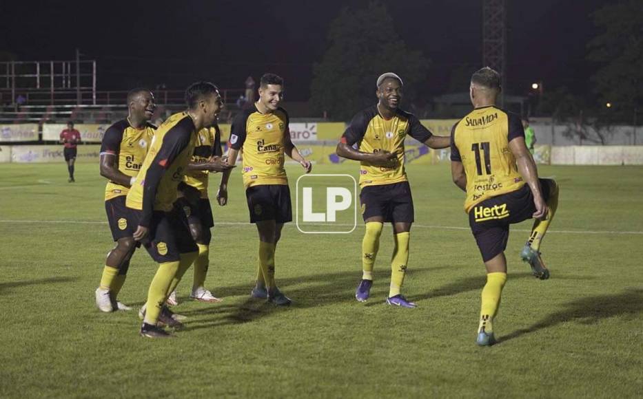 Omar Rosas celebró su gol con un bailecito junto a sus compañeros.