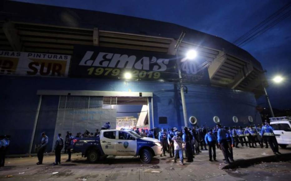 "La Policía Nacional explicó por qué lanzó gas lacrimógeno al final del partido en el estadio Nacional. 'La situación se dio en uno de los portones al momento de terminar el partido. Miembros de la barra de Olimpia empezó a golpear uno de los portones, en ese momento se usó el gas como método disuasivo, otros miembros de la barra se cruzó con una de las patrullas y al verla, bajaron al conductor, lo golpearon y prendieron fuego a la patrulla. En este caso Olimpia era el local y la gente era de Olimpia. Parte de la barra empezó a ocasionar los daños en el portón 9', dijo el Comisionado Jair Meza, portavoz de Secetaría de Seguridad, en declaracoines a Diario Diez."