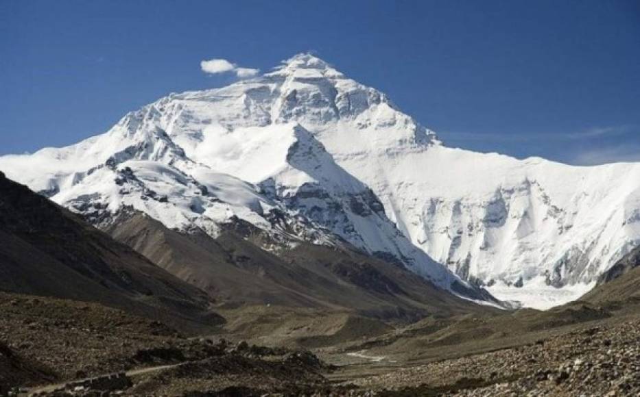 ¿Cuál es la frontera más alta del mundo? Pues es el Monte Everest: se sabe que es la cima más alta del mundo. Pero lo que muchos no saben es que justo por su punto más elevado pasa la frontera entre China y Nepal. Por lo tanto, el Everest es también la frontera más alta del mundo.