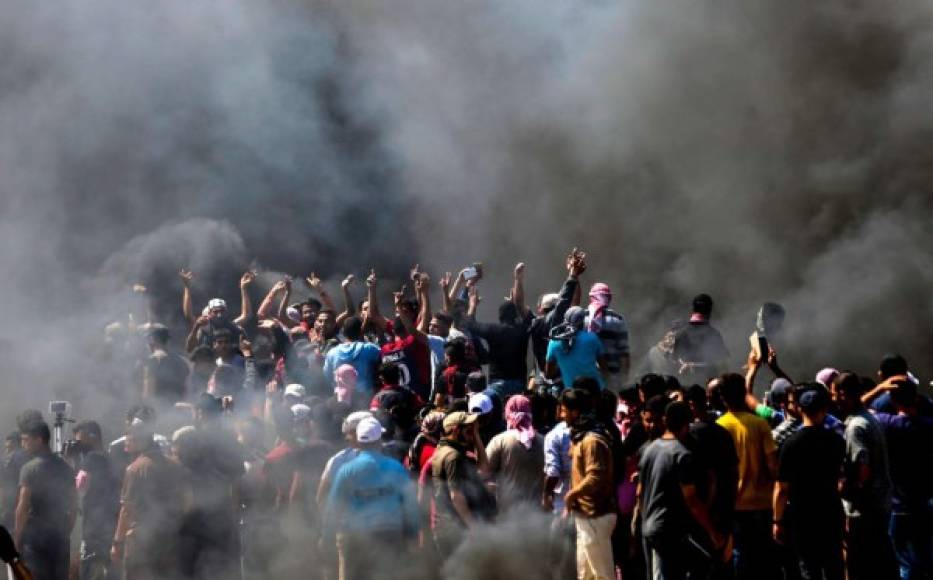 Palestinos entonan cantos de protesta en Gaza.
