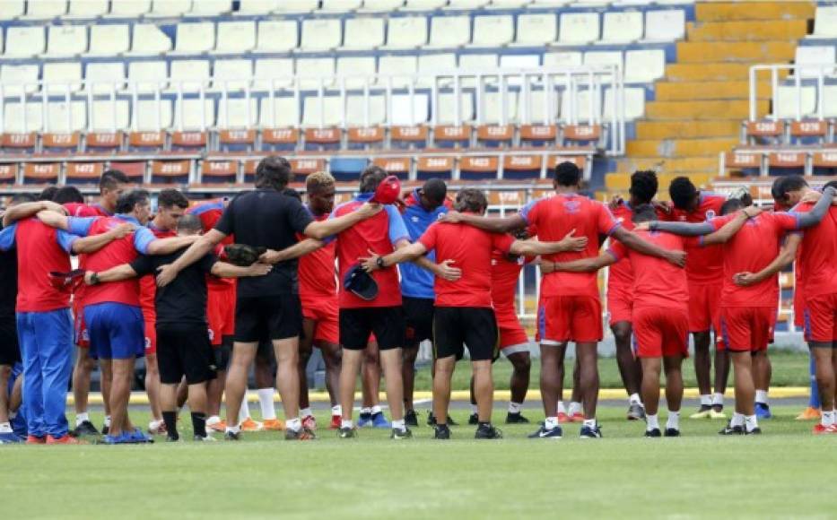 El plantel del Olimpia realizó una oración antes del entrenamiento en el estadio Nacional.