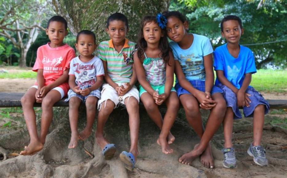 Un bello grupo de niños misquitos posan para el lente de LA PRENSA. Todos viven en la aldea de Raista. Fotos: Jordan Perdomo.