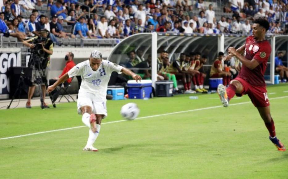 Alex López enviando un centro mientras Homan Ahmed trata de bloquear el balón.