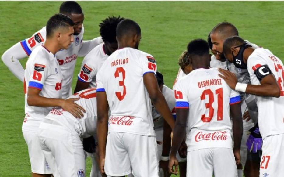 Los jugadores del Olimpia reunidos hablando a segundos del comienzo del juego ante Montreal Impact.