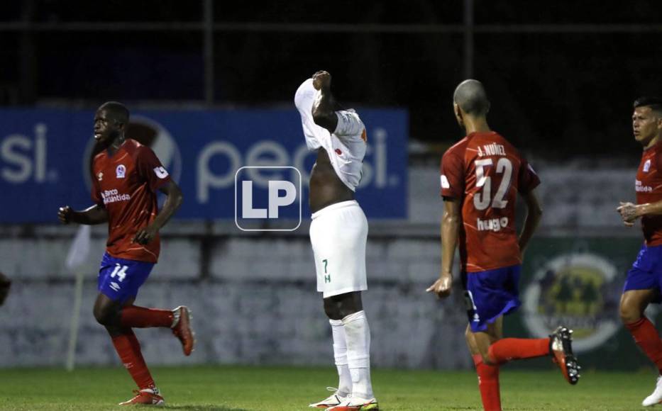 Byron Rodríguez se lamenta tras fallar el penal para Platense cuando el marcador estaba 0-0.