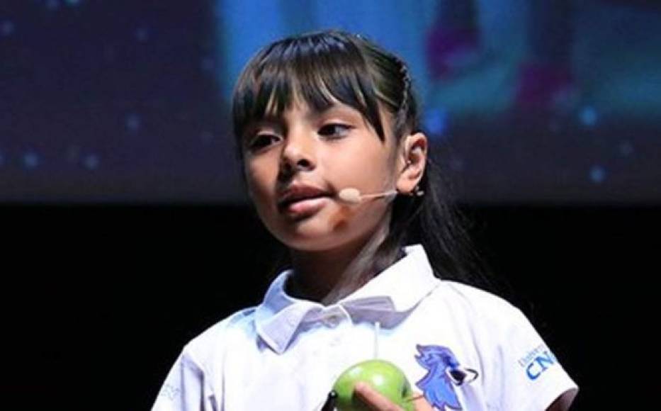Cuando Adhara tenía tres años fue diagnosticada con el síndrome de Asperger, situación que la llevó a enfrentar problemas escolares con profesores y bullying por parte de sus compañeros.