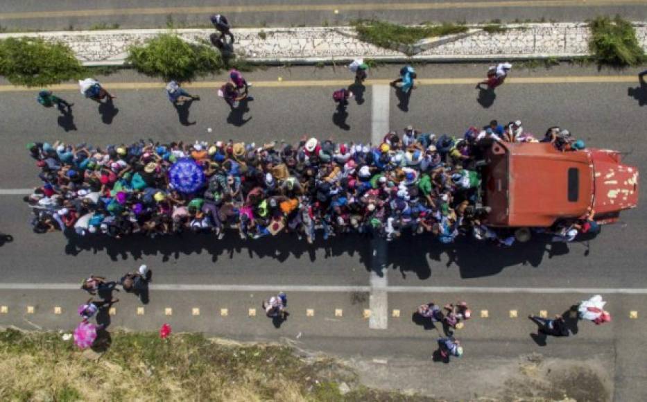 Trump, en uno de sus tantos intentos por evitar el ingreso de los migrantes de la caravana a EEUU, el presidente Trump autorizó la 'fuerza letal si fuera necesaria' contra quienes traten de traspasar la frontera, y ocho días después el Departamento de Seguridad Nacional de EEUU (DHS) solicitó al de Defensa prorrogar el despliegue de tropas del ejército en la frontera con México hasta fines de enero.