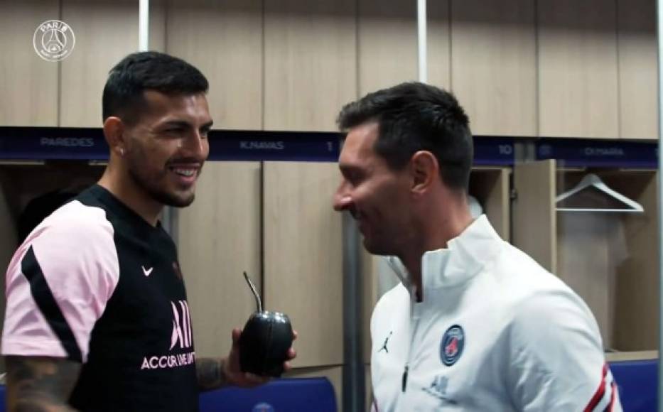 Otro argentino, Leandro Paredes, recibió a Messi con los brazos abiertos y un mate en mano.