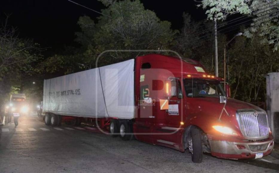 Custodiados por la Policía Militar, las rastras con los primeros contenedores llegaron anoche al predio aledaño al hospital Mario Rivas.