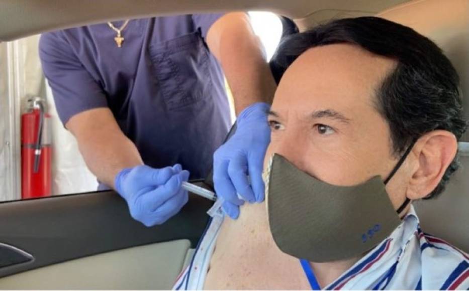 El conductor compartió una foto en la que aparece sentado dentro de un vehículo mientras un médico le aplica la inyección en el brazo derecho.
