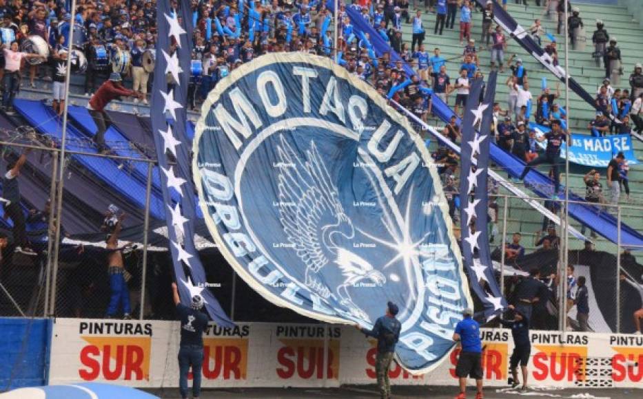 La barra del Motagua hizo su show en el sector de Sol Norte y alentó al club capitalino que venció 2-0 al Marathón.