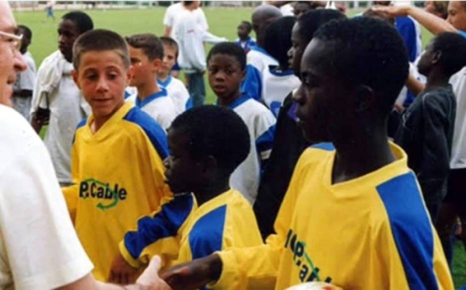 Y aunque se convirtió en huérfano de padre con solo 11 años, Kanté nunca se alejó del verdadero camino que debía transitar en su vida. Duplicó los kilómetros de recorrido para afrontar los gastos que le generaba tamaña pérdida y se hizo aún más grande en la adversidad.