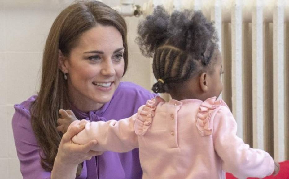 La duquesa de Cambridge llamó la atención de los expertos de la moda al visitar el Centro para Niños Henry Fawcett este martes, 12 de marzo de 2019, quienes notaron que llevaba puesta la camisa hacia atrás.