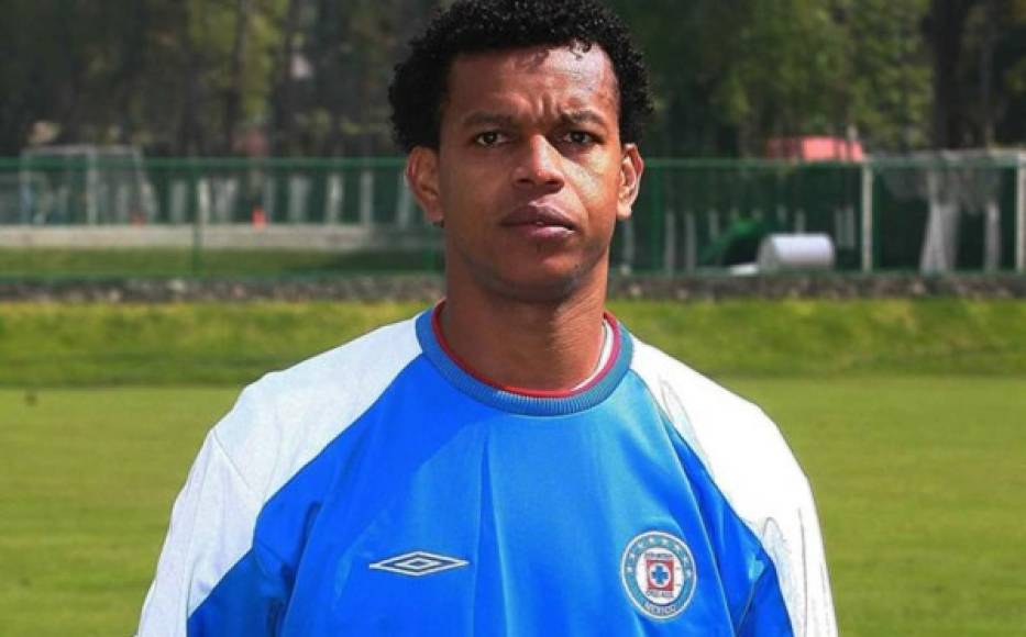 Edcarlos Conceicao - Llegó al Cruz Azul en 2010 procedente del Benfica de Portugal y fue un fracaso en la Liga MX. Actualmente el defensa brasileño milita en el Al-Ahli de la Liga de Qatar.