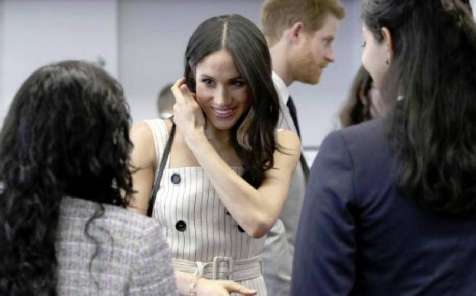 La ex actriz sorprendió con un vestido de escote recto de Altuzarra, valorado en 2,000 dólares, para asistir a un Foro de la Juventud de la Commonwealth.