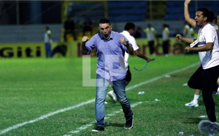 La euforia de Fernando Araújo, entrenador del Vida, celebrando un gol contra el Real España.