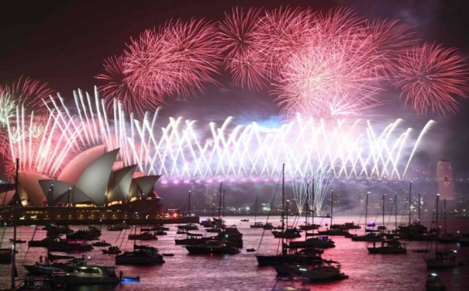 Sídney abrió las celebraciones del Año Nuevo en todo el mundo con un espectáculo de fuegos artificiales, a pesar del humo procedente de los incendios que asolan Australia.