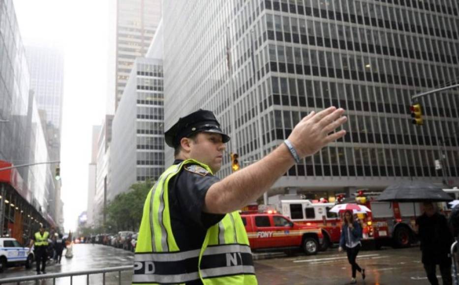 Un helicóptero hizo un aterrizaje brusco de emergencia este lunes en el techo de un rascacielos en Manhattan y se incendió, con saldo de un muerto, informaron los bomberos, la policía de Nueva York y la televisión local. La policía precisó en su cuenta Twitter que el helicóptero hizo un aterrizaje brutal en el techo del edificio de 54 pisos -donde está la sede del banco BNP Paribas- y que el incendio fue extinguido. Bajo una lluvia torrencial y neblina, 'un helicóptero se estrelló contra un rascacielos' situado en el número 787 de la Séptima Avenida, entre las calles 51 y 52, dijeron los bomberos, sin dar por ahora más detalles. El canal de televisión NY1 informó de al menos un herido, sin embargo CNN y la agencia AFP confirmaron que esta persona murió. El edificio y la zona fueron evacuados, constató un periodista de la AFP en el lugar.