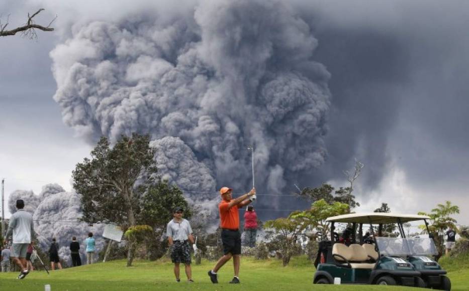 El volcán Kilauea registró este jueves una poderosa explosión que arrojó ceniza a más de 9.100 metros de altura y obligó a las autoridades estadounidenses a emitir una alerta roja para evacuar a miles de personas.