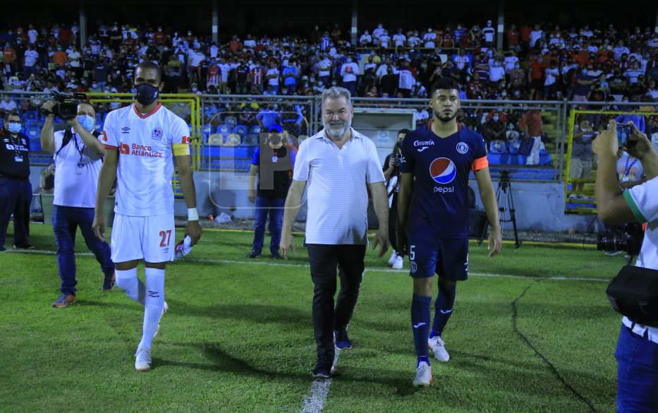 El alcalde Roberto Contreras de San Pedro Sula hizo el saque inicial en el clásico Olimpia vs Motagua.