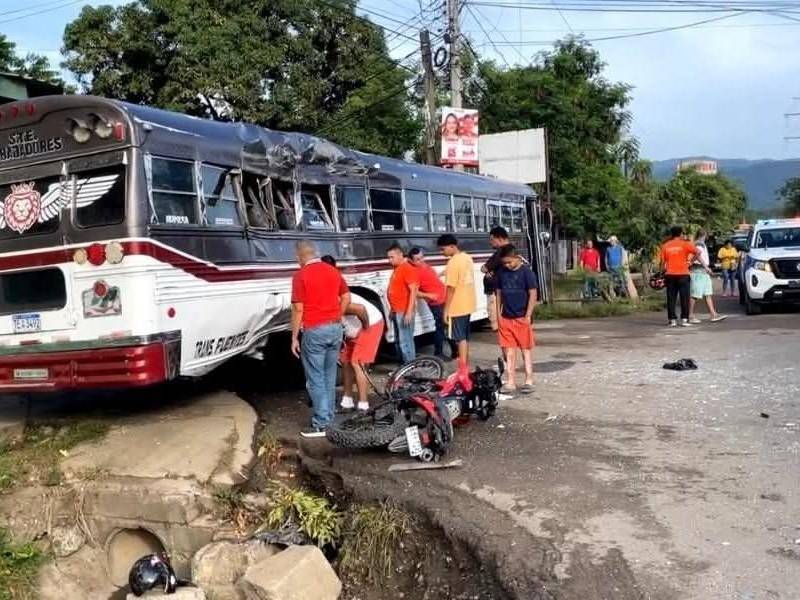 El otro autobús involucrado en el accidente de este domingo en Villanueva. Incluso un motociclista resultó herido.
