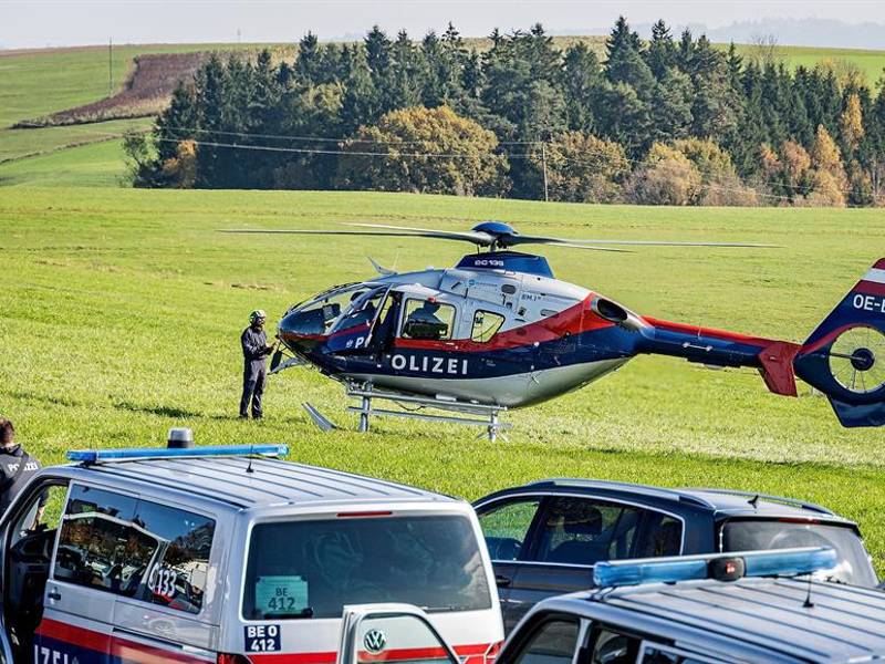 Un helicóptero policial es enviado como parte de la búsqueda de un sospechoso después de un tiroteo en Kirchberg ob der Donau, Austria, el 28 de octubre de 2024.