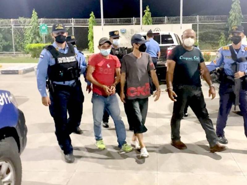 Los capturados cuando eran llevados a la DPI. Las camas y carros decomisados.