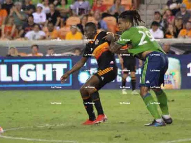 Boniek García recibiendo la marca del defensor panameño Román Torres. Foto Annie Lagos.