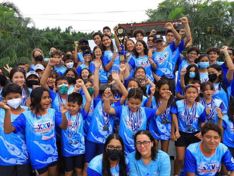 Los chicos de Delfines Sampedranos festejaron por todo lo alto el primer lugar.
