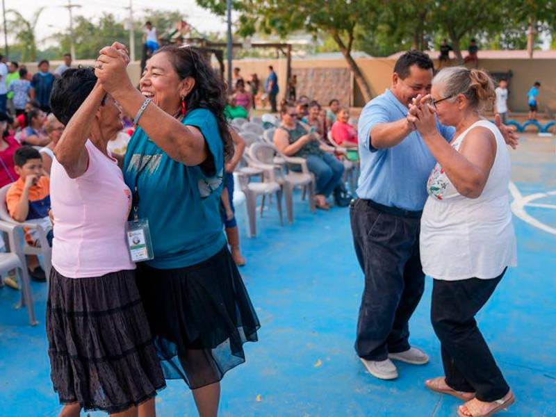 <b><span class=mln_uppercase_mln>Diversión.</span></b> Los adultos también disfrutaron del evento.<span class=mln_uppercase_mln> </span>