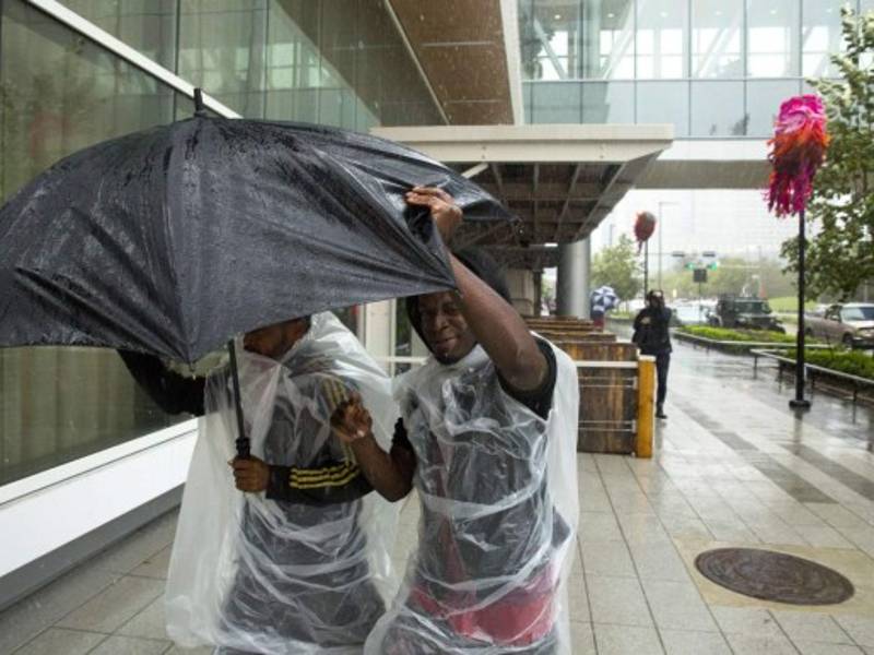 Fuertes lluvias comenzaron a caer esta mañana en varias regiones de Luisiana tras el impacto de Harvey.