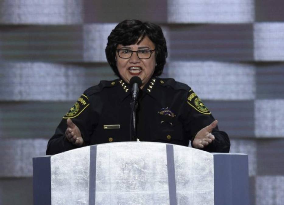 Lupe Valdez, ex jefe de la policía de Dallas, Texas, busca la gobernación del estado por el partido demócrata. Valdez es la primera latina y lesbiana que ha logrado la nominación demócrata en Texas.