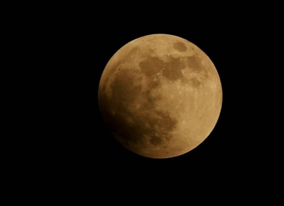 Una sombra comenzó a ocultar la luna a partir de las 7:30.