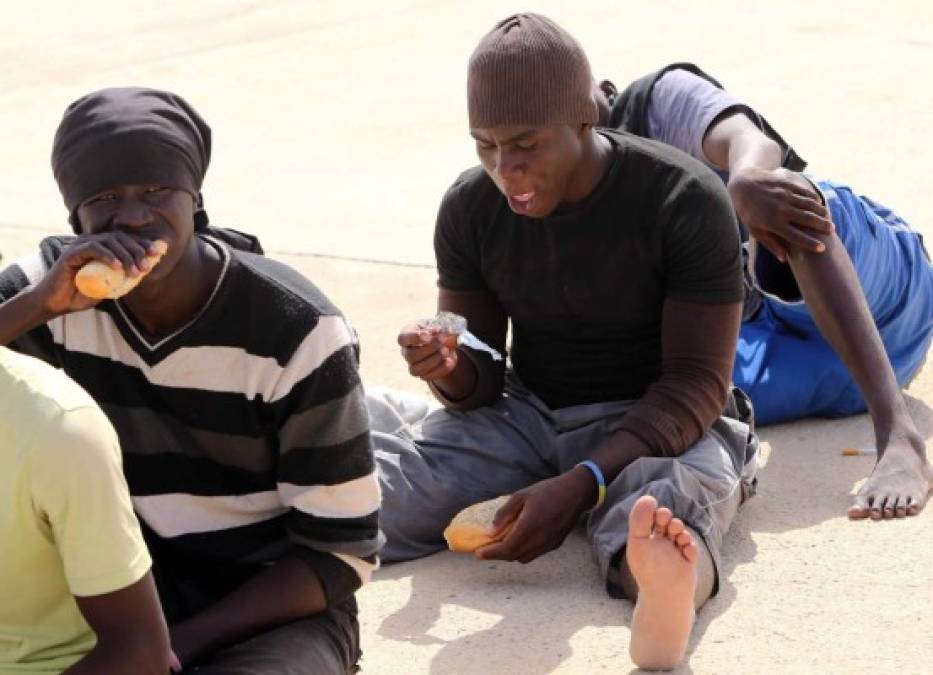 Un grupo de migrantes libios fueron recibidos con alimentos por organizaciones humanitarias en Grecia.